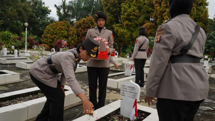 Peringati HUT Polwa ke-77, Polwan Polda Kaltim Gelar Ziarah dan Tabur Bunga di TMP Dharma Agung Balikpapan