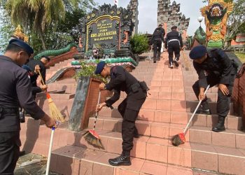 Brimob Kaltim Gelar Karya Bakti di Pura Giri Jaya Natha, Wujud Nyata Kepedulian dan Toleransi