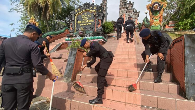 Brimob Kaltim Gelar Karya Bakti di Pura Giri Jaya Natha, Wujud Nyata Kepedulian dan Toleransi