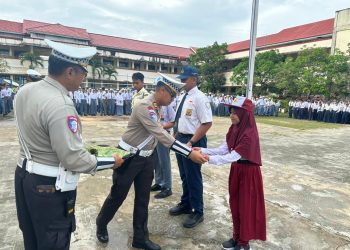 Semarakan HUT Polantas Ke 70, Satlantas Polres PPU Pimpin Upacara dan Serahkan Alat Bantu Lalu Lintas di Sekolah