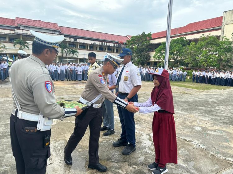 Semarakan HUT Polantas Ke 70, Satlantas Polres PPU Pimpin Upacara dan Serahkan Alat Bantu Lalu Lintas di Sekolah