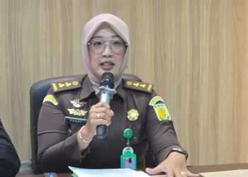 Kejati Sumsel Serahkan Tersangka dan Barang Bukti Kasus Dugaan Pemerasan Forum Kades Pagar Gunung ke Kejari Lahat