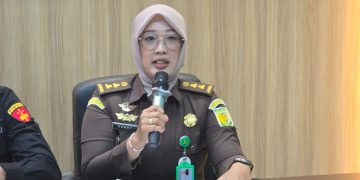 Kejati Sumsel Serahkan Tersangka dan Barang Bukti Kasus Dugaan Pemerasan Forum Kades Pagar Gunung ke Kejari Lahat
