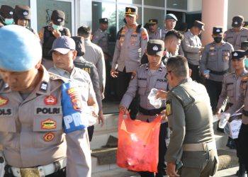 Demokrasi yang Menyejukkan: Aksi Damai Ditutup dengan Gotong Royong Bersama Aparat dan Warga