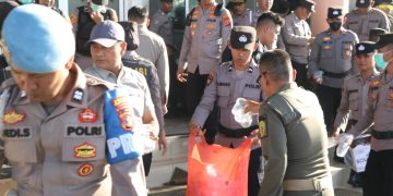 Demokrasi yang Menyejukkan: Aksi Damai Ditutup dengan Gotong Royong Bersama Aparat dan Warga