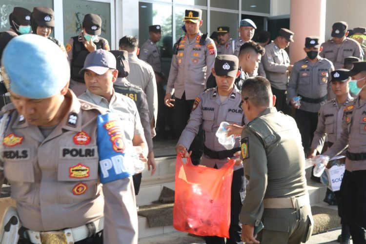 Demokrasi yang Menyejukkan: Aksi Damai Ditutup dengan Gotong Royong Bersama Aparat dan Warga