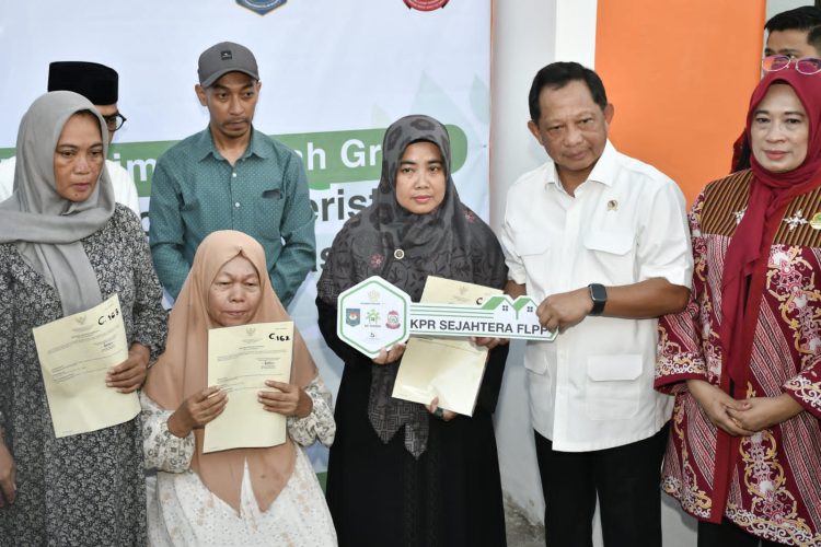 Pemerintah Serahkan Bantuan Rumah ke Korban Unjuk Rasa Makassar, Mendagri: Bentuk Kepedulian Negara