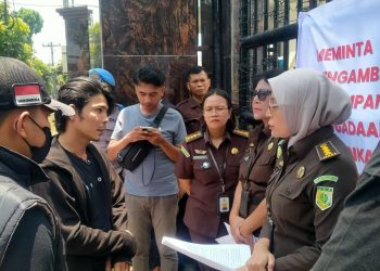 Dugaan Korupsi Smart Board dan Meubilair, Demonstran ‘Geruduk’ Kejati Sumut dan Kantor Gubernur