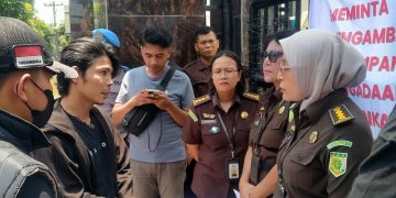 Dugaan Korupsi Smart Board dan Meubilair, Demonstran ‘Geruduk’ Kejati Sumut dan Kantor Gubernur