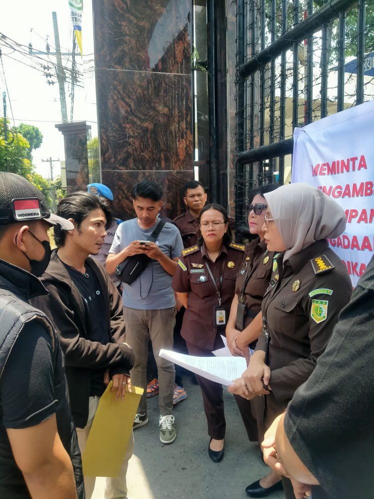 Dugaan Korupsi Smart Board dan Meubilair, Demonstran ‘Geruduk’ Kejati Sumut dan Kantor Gubernur