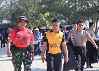Sinergitas TNI-Polri dan Masyarakat Gelar Bersih Pantai Sambut HUT TNI ke-80