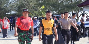 Sinergitas TNI-Polri dan Masyarakat Gelar Bersih Pantai Sambut HUT TNI ke-80