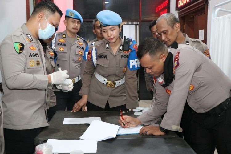 Polda Kaltim Gelar Tes Urine Personel untuk Deteksi Dini Penyalahgunaan Narkoba