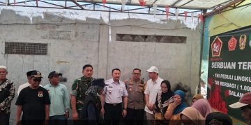 TNI dan Polri Berbagi 150 Paket Sembako untuk Korban Kebakaran di Semper Timur