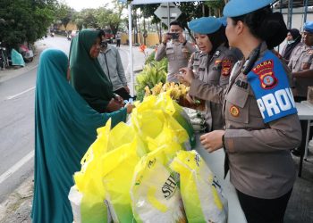 Ringankan Beban Masyarakat, Bidpropam Polda Kaltim Gelar Pasar Murah