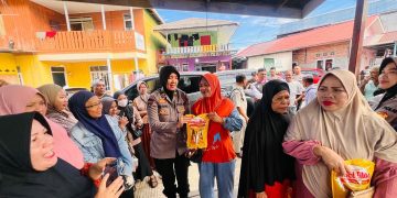 Terus Menebar Kepedulian, Polwan Polda Kaltim bersama Bhayangkari Daerah Kaltim Berbagi Sembako kepada Masyarakat yang Membutuhkan