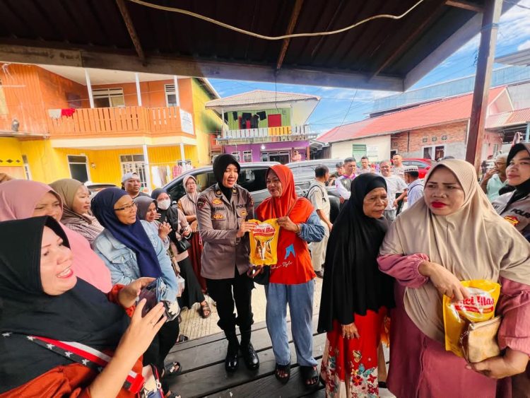 Terus Menebar Kepedulian, Polwan Polda Kaltim bersama Bhayangkari Daerah Kaltim Berbagi Sembako kepada Masyarakat yang Membutuhkan