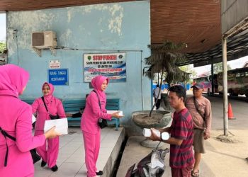 Sat Samapta Polresta Samarinda dan Bhayangkari Tebar Kepedulian Lewat Jumat Berkah Berbagi