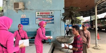 Sat Samapta Polresta Samarinda dan Bhayangkari Tebar Kepedulian Lewat Jumat Berkah Berbagi