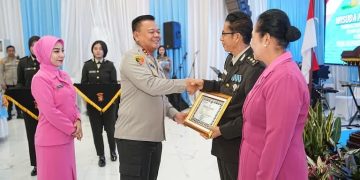 Polda Kaltim Gelar Tradisi Wisuda Purna Bakti, Kapolda Sampaikan Apresiasi dan Pesan Haru untuk Personel yang Purna Tugas