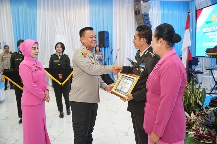 Polda Kaltim Gelar Tradisi Wisuda Purna Bakti, Kapolda Sampaikan Apresiasi dan Pesan Haru untuk Personel yang Purna Tugas