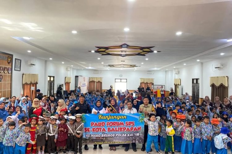 Brimob Polda Kaltim Kenalkan Tugas Polisi pada Anak Usia Dini Lewat Kunjungan Edukasi “Polisi Sahabat Anak”