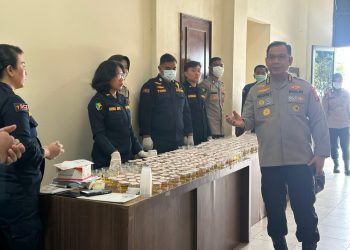 Kabiddokkes Polda Kaltim Tinjau Langsung Pelaksanaan Deteksi Dini Narkoba terhadap Personel