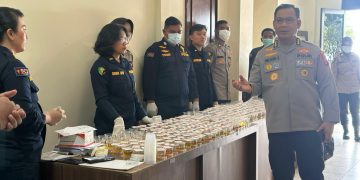 Kabiddokkes Polda Kaltim Tinjau Langsung Pelaksanaan Deteksi Dini Narkoba terhadap Personel