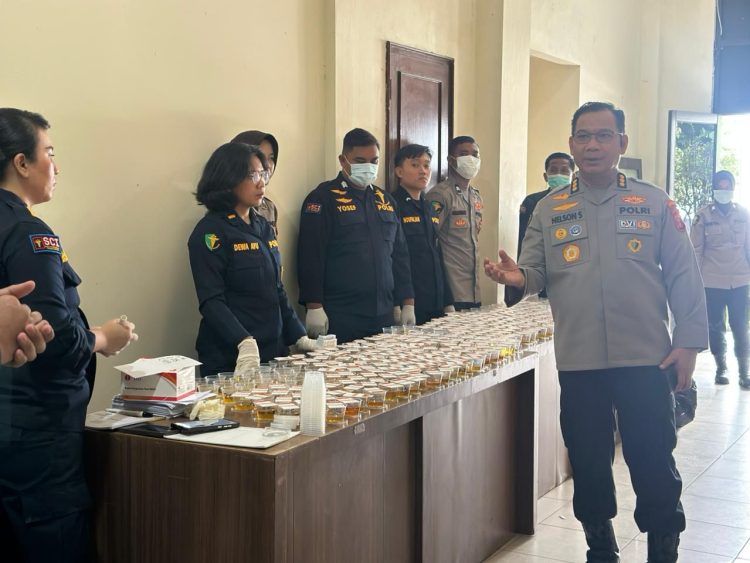 Kabiddokkes Polda Kaltim Tinjau Langsung Pelaksanaan Deteksi Dini Narkoba terhadap Personel