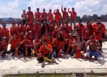 Pasukan Merah Serdaduq Adat Regant Tatau Tampilkan Atraksi Adat Spektakuler di Pawai Budaya