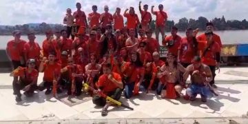 Pasukan Merah Serdaduq Adat Regant Tatau Tampilkan Atraksi Adat Spektakuler di Pawai Budaya