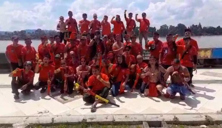 Pasukan Merah Serdaduq Adat Regant Tatau Tampilkan Atraksi Adat Spektakuler di Pawai Budaya