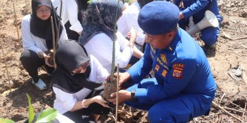 Ditpolairud Polda Kaltim Ajak Mahasiswa Universitas Mulia Balikpapan Peduli Ekosistem Mangrove