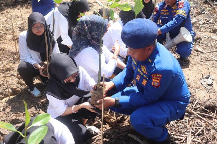 Ditpolairud Polda Kaltim Ajak Mahasiswa Universitas Mulia Balikpapan Peduli Ekosistem Mangrove