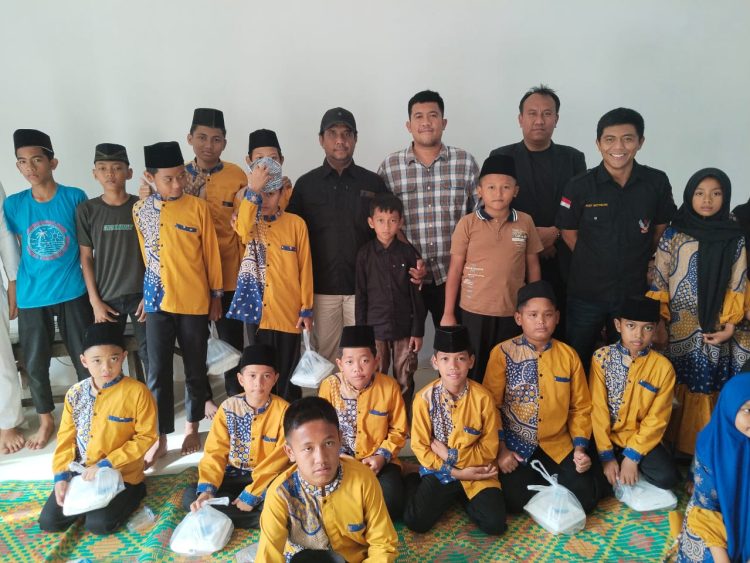 Santuni Anak Yatim Piatu Ketua 234 SC dan Relawan Bonar Octo Simangunsong ,S.H bersama Henry Pakpahan ,S.H berbagi Kasih