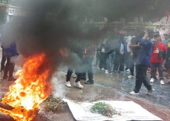 Vonis Kasus Ilegal Loging Diwarnai Demo di Depan PN Samarinda Kaltim