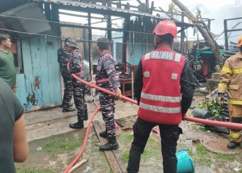 Brimob Polda Kaltim Bergerak Cepat Bantu Padamkan Kebakaran di Kelurahan Baru Ilir Balikpapan Barat
