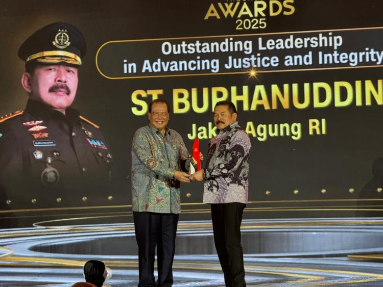 Jaksa Agung ST Burhanuddin  Raih Penghargaan CNN Indonesia Awards 2025  “Outstanding Leadership in Advancing  Justice and Integrity”