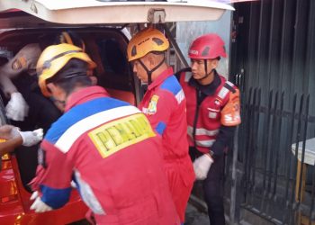 Gerak Cepat, Tim Respons Bencana Sat Brimob Polda Kaltim Turun Langsung Bantu Tangani Kebakaran di Prona 3 Balikpapan