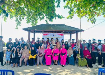 Berbagi Kasih di Tepi Pantai, Polwan dan Bhayangkari Polda Kaltim Ulurkan Bantuan untuk Warga