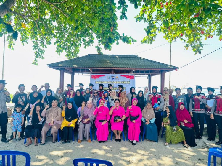 Berbagi Kasih di Tepi Pantai, Polwan dan Bhayangkari Polda Kaltim Ulurkan Bantuan untuk Warga