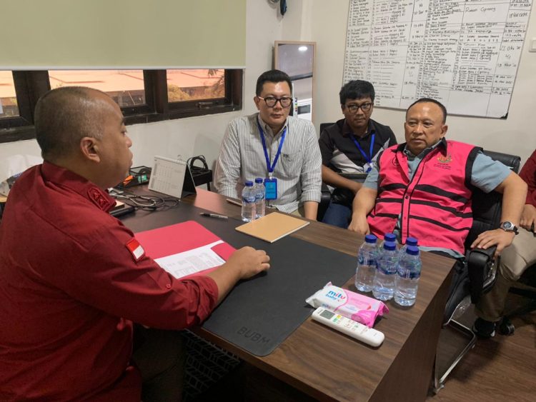 Penyerahan Tersangka dan Barang Bukti (Tahap II) dalam Perkara Minyak Mentah PT Pertamina terhadap 8 Orang Tersangka