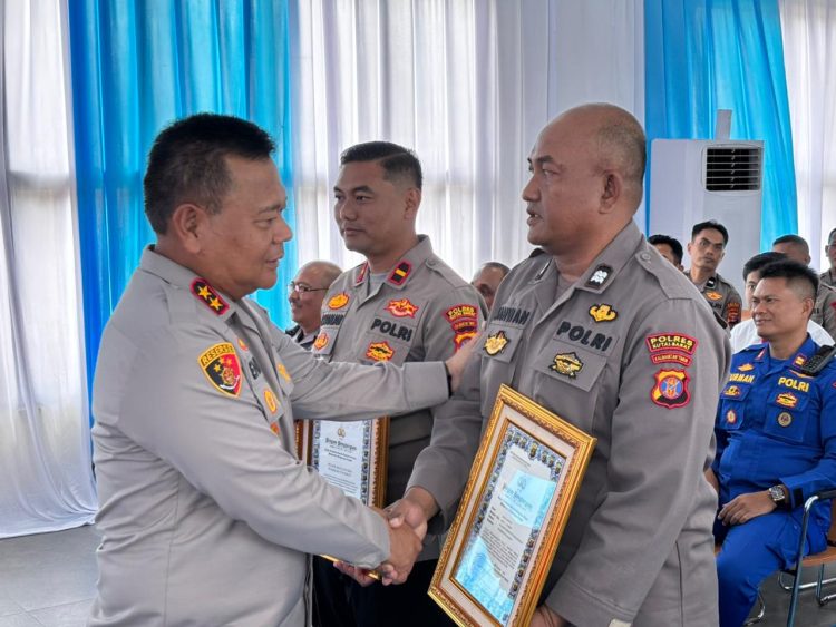 Kunjungan Kerja ke Polres Kubar, Kapolda Kaltim Tekankan Integritas dan Profesionalisme dan Berikan Penghargaan