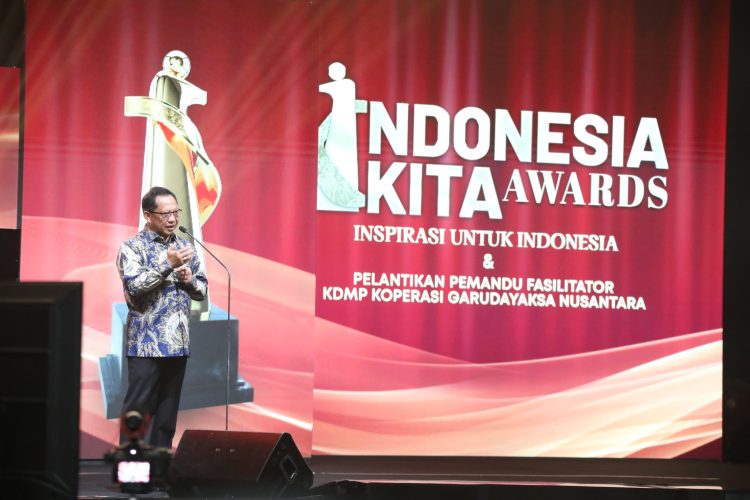 Mampu Jaga Sinergi Pusat-Daerah, Mendagri Tito Raih Penghargaan Pemimpin Luar Biasa “Indonesia Kita Awards