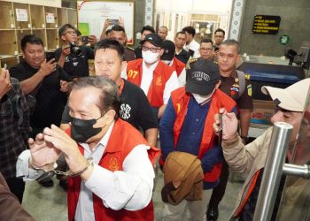 PENETAPAN TERSANGKA DUGAAN TINDAK PIDANA KORUPSI PEMBERIAN FASILITAS PINJAMAN/KREDIT DARI SALAH SATU BANK PLAT MERAH KEPADA PT. BSS DAN PT. SAL