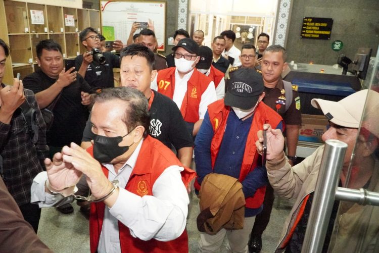 PENETAPAN TERSANGKA DUGAAN TINDAK PIDANA KORUPSI PEMBERIAN FASILITAS PINJAMAN/KREDIT DARI SALAH SATU BANK PLAT MERAH KEPADA PT. BSS DAN PT. SAL