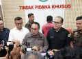 Tim Penyidik Pidsus Kejati Kepri Tahan Dirut PT BFG Tersangka Korupsi Pembangunan Jembatan Tanah Merah Bintan.