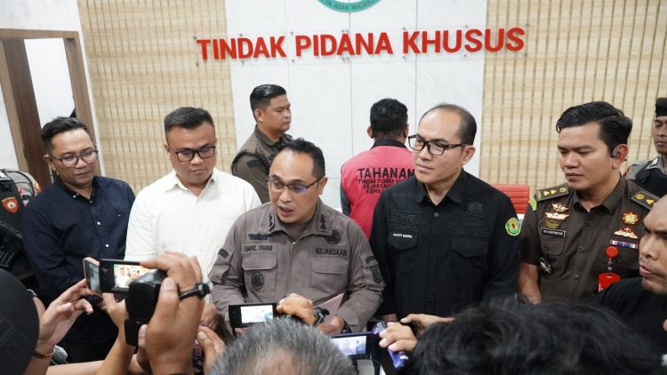 Tim Penyidik Pidsus Kejati Kepri Tahan Dirut PT BFG Tersangka Korupsi Pembangunan Jembatan Tanah Merah Bintan.