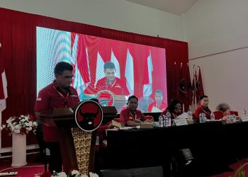 Ketua DPP PDIP Andreas Hugo Pareira Bacakan Surat Keputusan Untuk Bupati Ende, Yang Terpilih Sebagai Ketua DPC PDIP Ende 2025-2030