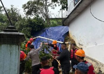 Polresta Balikpapan Bersama Instansi Terkait Lakukan Evakuasi Warga Terdampak Longsor Akibat Cuaca Ekstrem